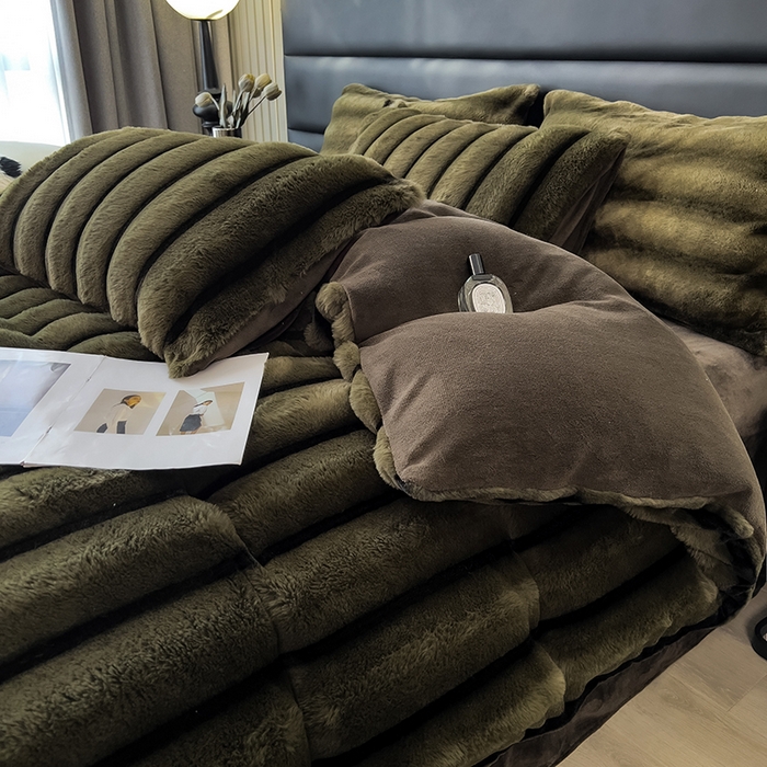 91家纺网 家纺一手货源 找家纺 宜代光年 2025新款背印兔绒条纹系列四件套 条纹-墨绿