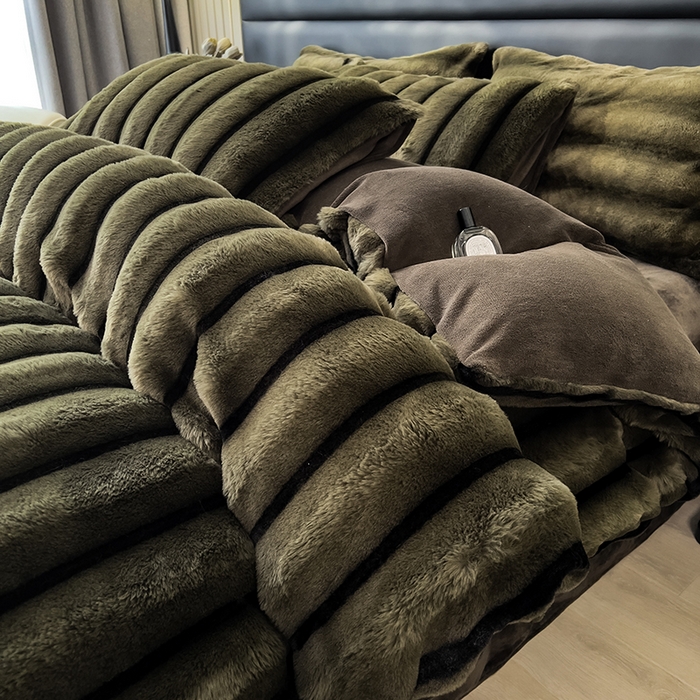 91家纺网 家纺一手货源 找家纺 宜代光年 2025新款背印兔绒条纹系列四件套 条纹-墨绿