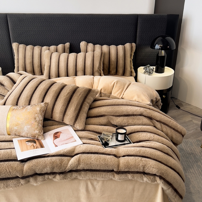 91家纺网 家纺一手货源 找家纺 宜代光年 2025新款背印兔绒条纹系列四件套 条纹-卡其