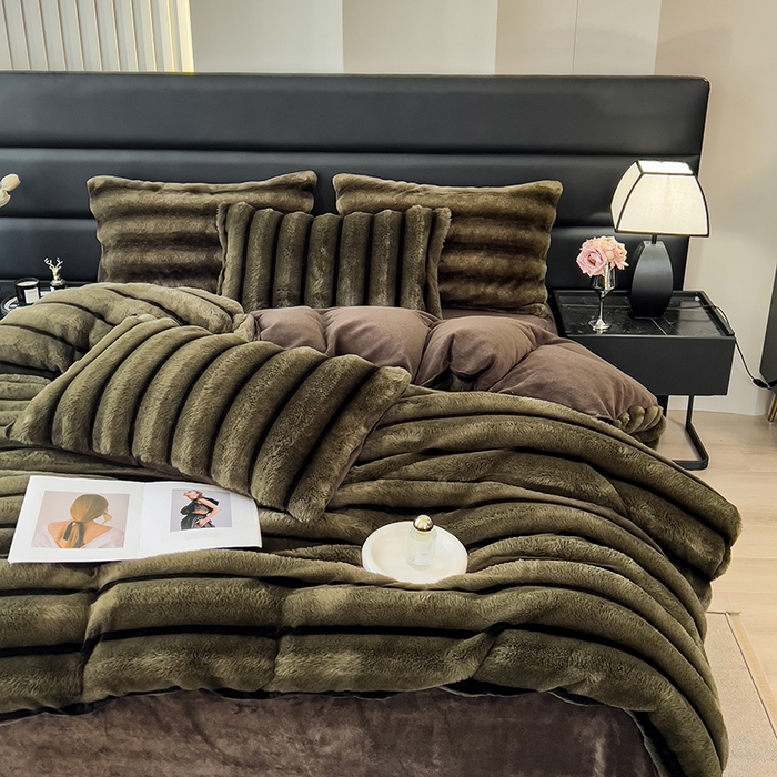 91家纺网 家纺一手货源 找家纺 宜代光年 2025新款背印兔绒条纹系列四件套 条纹-墨绿