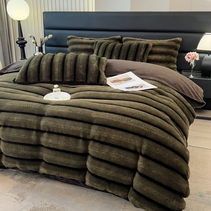 91家纺网 家纺一手货源 找家纺 宜代光年 2025新款背印兔绒条纹系列四件套 条纹-墨绿