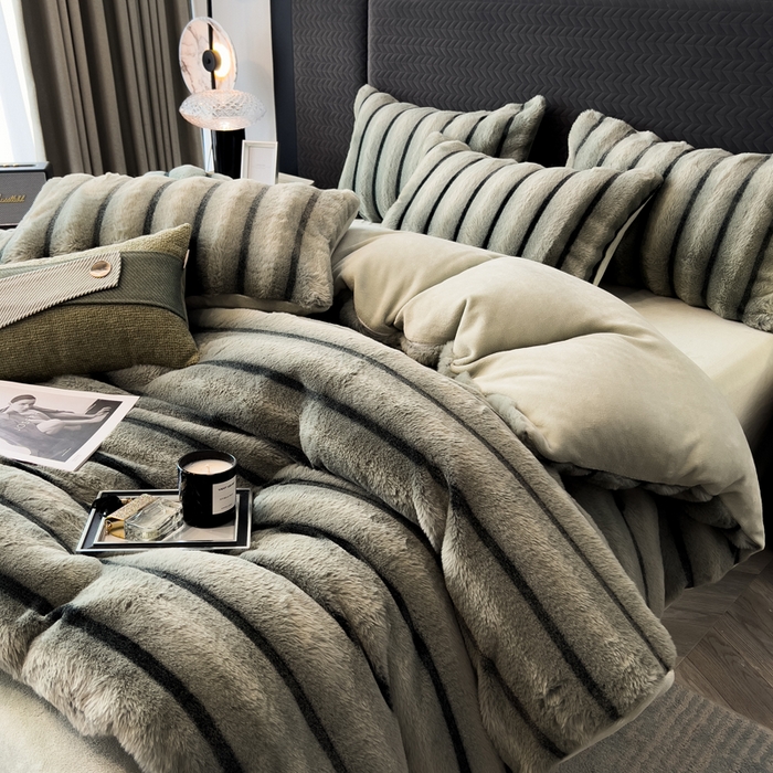 91家纺网 家纺一手货源 找家纺 宜代光年 2025新款背印兔绒条纹系列四件套 条纹-森林绿