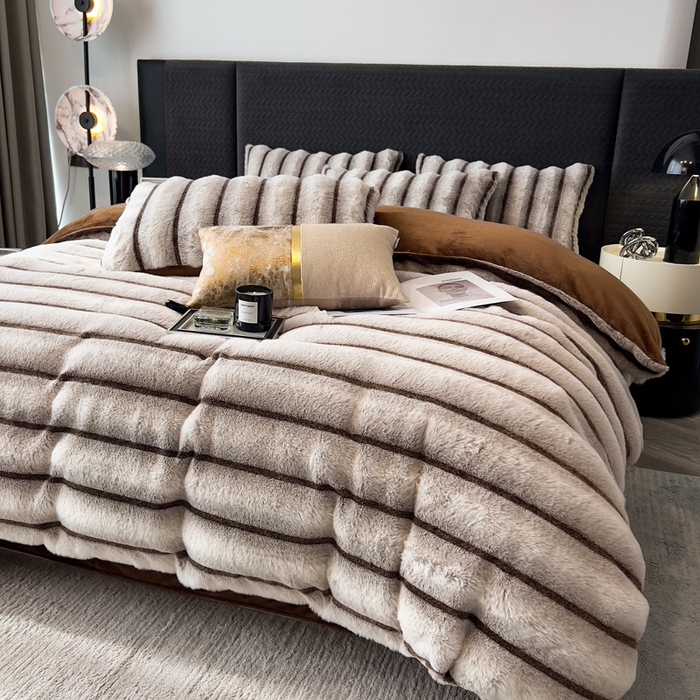 91家纺网 家纺一手货源 找家纺 宜代光年 2025新款背印兔绒条纹系列四件套 条纹-棕灰