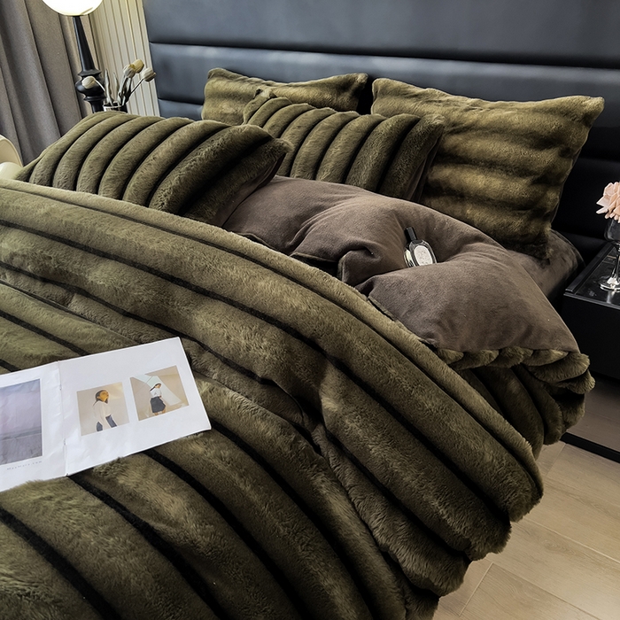 91家纺网 家纺一手货源 找家纺 宜代光年 2025新款背印兔绒条纹系列四件套 条纹-墨绿