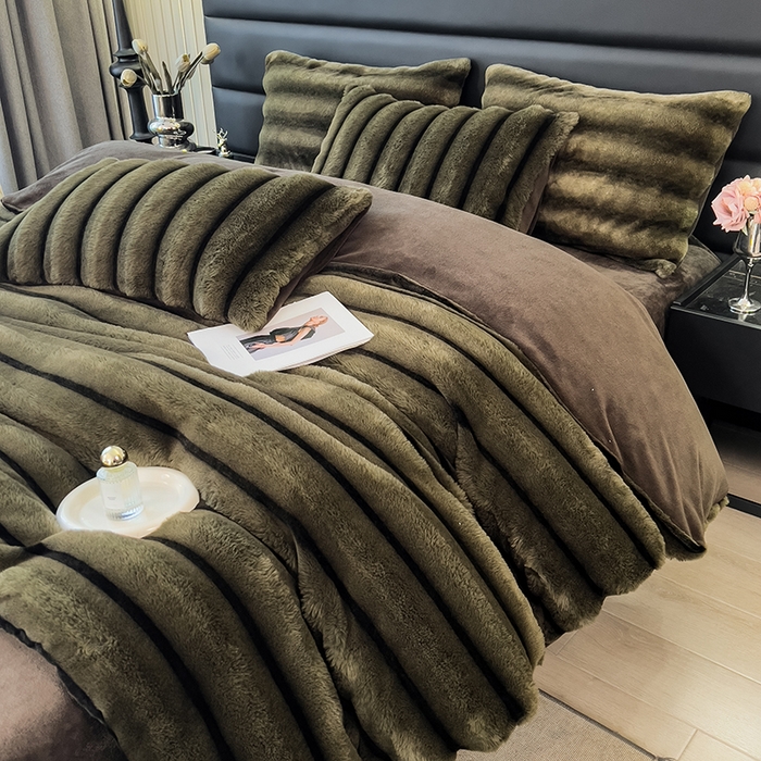 91家纺网 家纺一手货源 找家纺 宜代光年 2025新款背印兔绒条纹系列四件套 条纹-墨绿