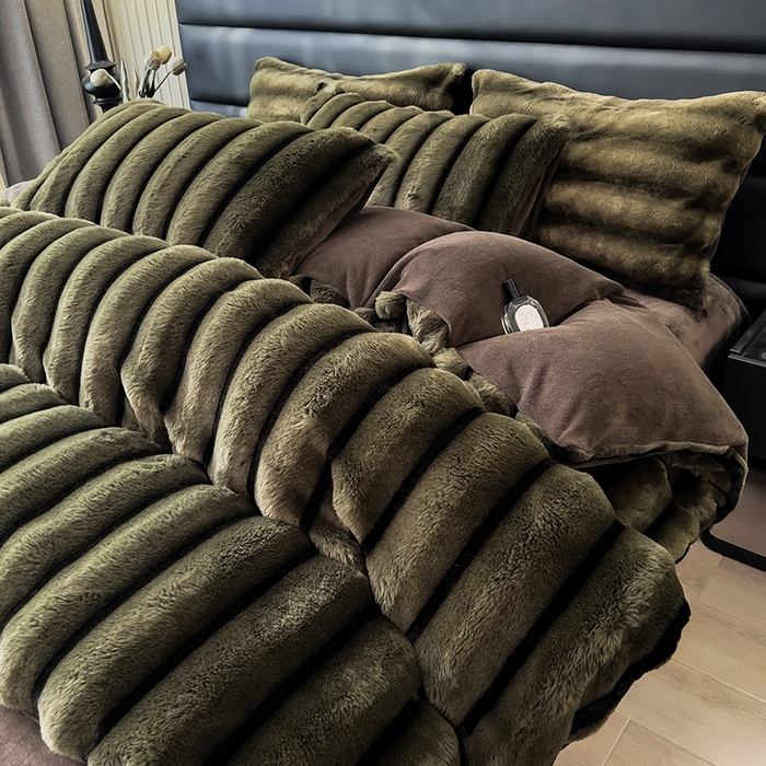 91家纺网 家纺一手货源 找家纺 宜代光年 2025新款背印兔绒条纹系列四件套 条纹-墨绿