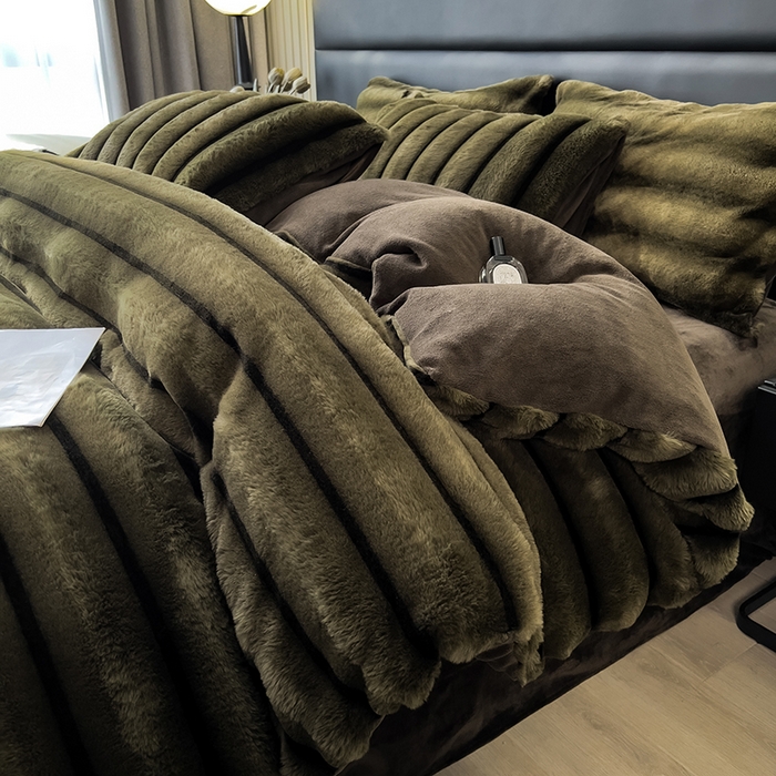 91家纺网 家纺一手货源 找家纺 宜代光年 2025新款背印兔绒条纹系列四件套 条纹-墨绿