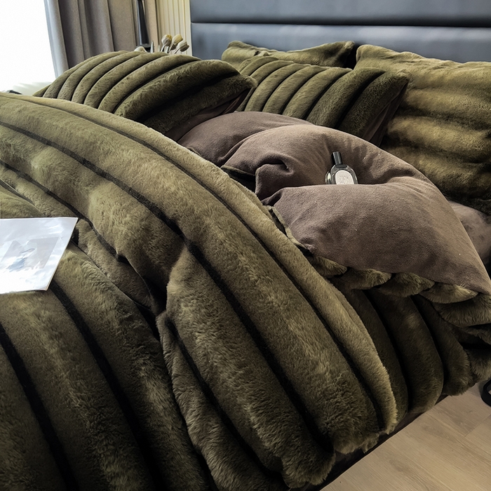 91家纺网 家纺一手货源 找家纺 宜代光年 2025新款背印兔绒条纹系列四件套 条纹-墨绿