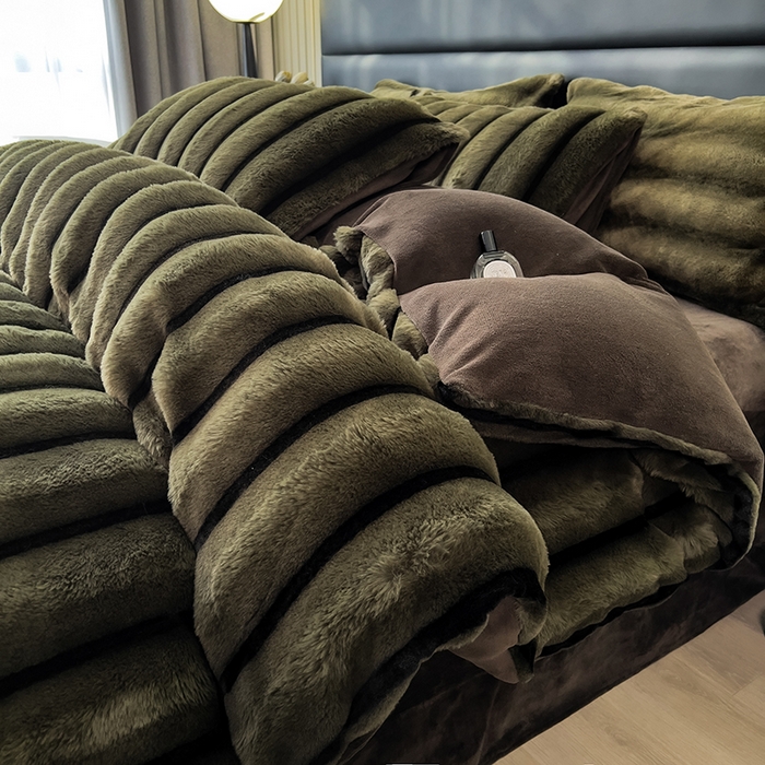 91家纺网 家纺一手货源 找家纺 宜代光年 2025新款背印兔绒条纹系列四件套 条纹-墨绿