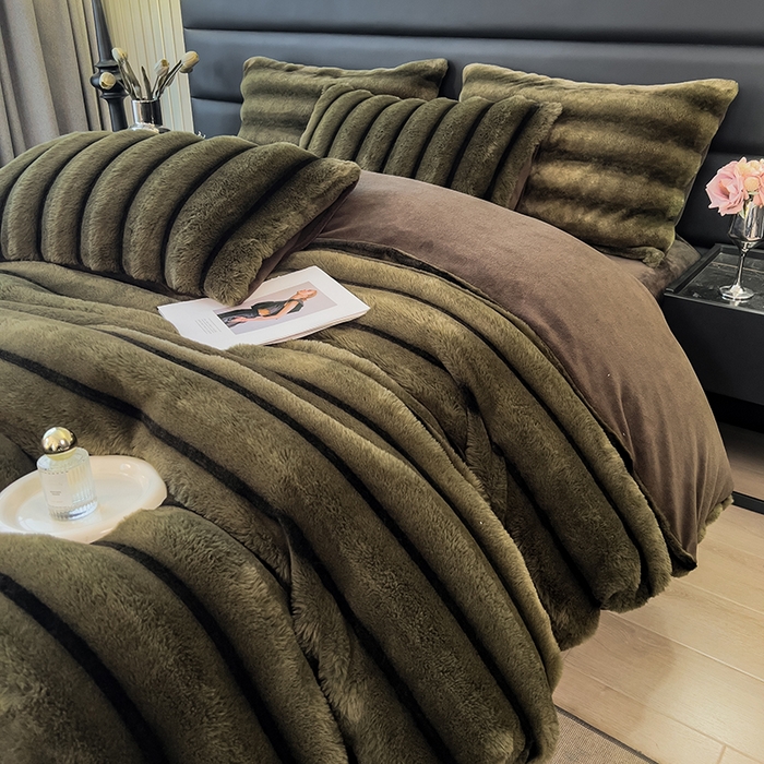 91家纺网 家纺一手货源 找家纺 宜代光年 2025新款背印兔绒条纹系列四件套 条纹-墨绿