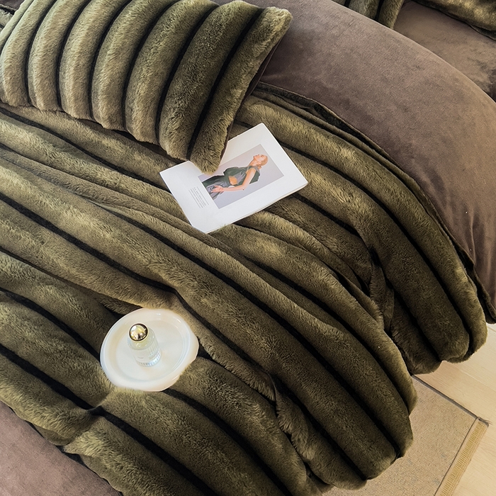 91家纺网 家纺一手货源 找家纺 宜代光年 2025新款背印兔绒条纹系列四件套 条纹-墨绿