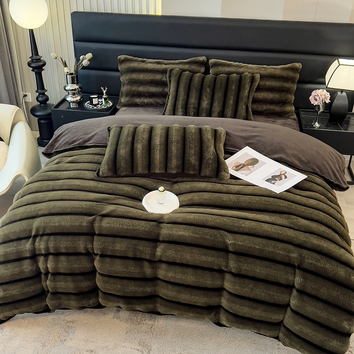 91家纺网 家纺一手货源 找家纺 宜代光年 2025新款背印兔绒条纹系列四件套 条纹-墨绿