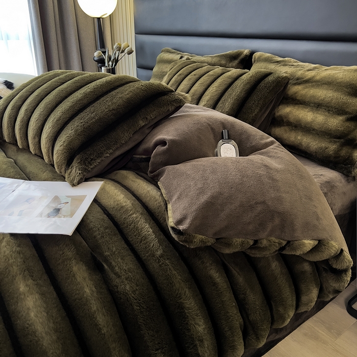 91家纺网 家纺一手货源 找家纺 宜代光年 2025新款背印兔绒条纹系列四件套 条纹-墨绿