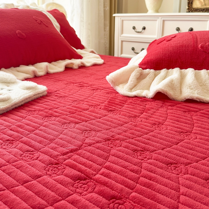 91家纺网 家纺一手货源 找家纺 宜凡家纺 2025新款兔绒提花牛奶绒夹棉床盖四件套 蝶舞 大红