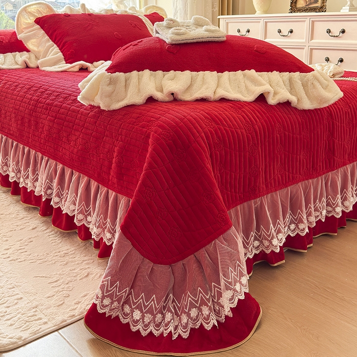 91家纺网 家纺一手货源 找家纺 宜凡家纺 2025新款兔绒提花牛奶绒夹棉床盖四件套 蝶舞 大红