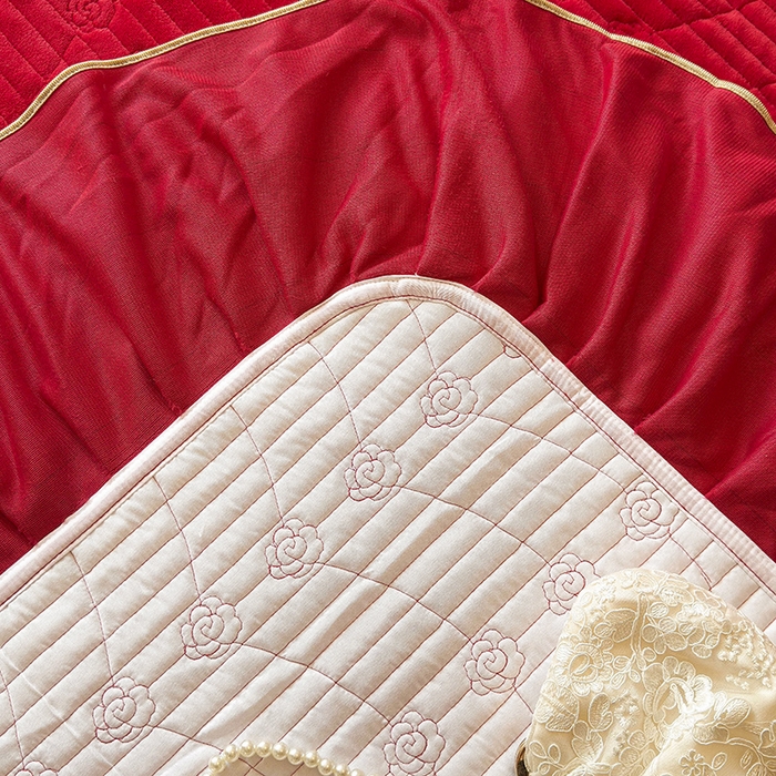 91家纺网 家纺一手货源 找家纺 宜凡家纺 2025新款兔绒提花牛奶绒夹棉床盖四件套 蝶舞 大红