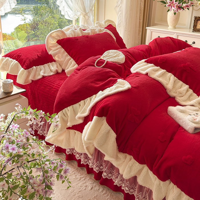 91家纺网 家纺一手货源 找家纺 宜凡家纺 2025新款兔绒提花牛奶绒夹棉床盖四件套 蝶舞 大红