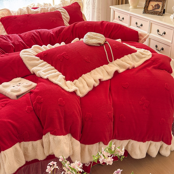 91家纺网 家纺一手货源 找家纺 宜凡家纺 2025新款兔绒提花牛奶绒夹棉床盖四件套 蝶舞 大红