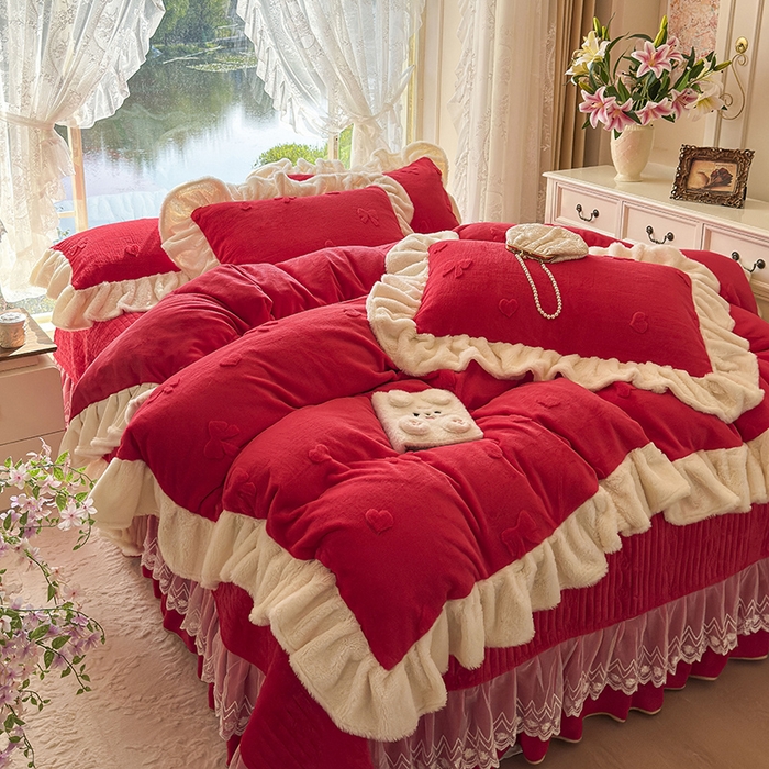 91家纺网 家纺一手货源 找家纺 宜凡家纺 2025新款兔绒提花牛奶绒夹棉床盖四件套 蝶舞 大红