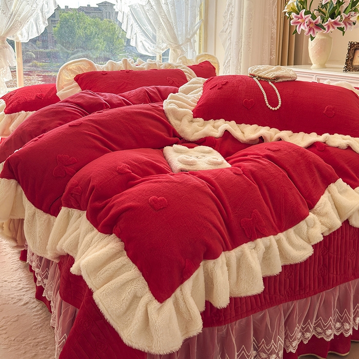 91家纺网 家纺一手货源 找家纺 宜凡家纺 2025新款兔绒提花牛奶绒夹棉床盖四件套 蝶舞 大红