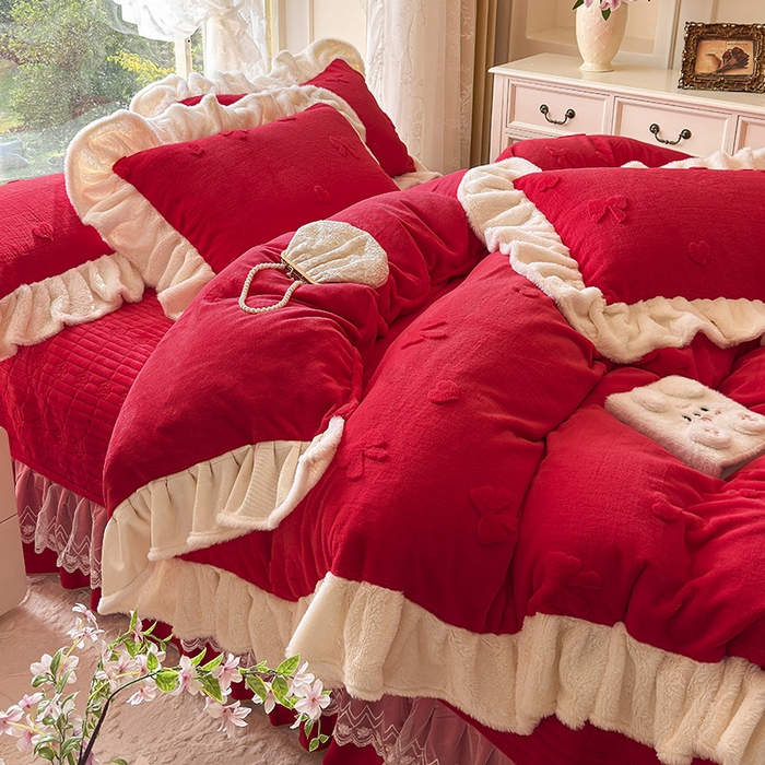 91家纺网 家纺一手货源 找家纺 宜凡家纺 2025新款兔绒提花牛奶绒夹棉床盖四件套 蝶舞 大红