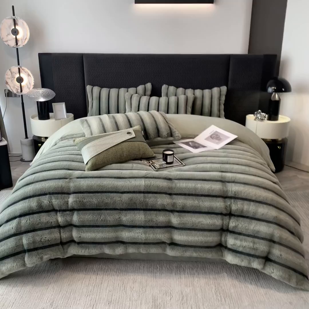 91家纺网 家纺一手货源 找家纺 宜代光年 2025新款背印兔绒条纹系列四件套 条纹-森林绿