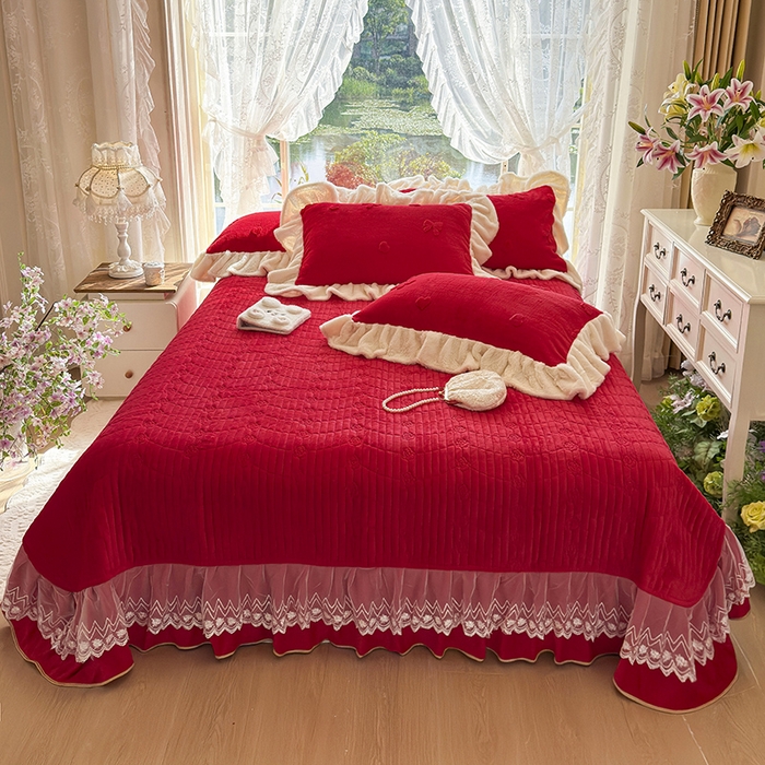 91家纺网 家纺一手货源 找家纺 宜凡家纺 2025新款兔绒提花牛奶绒夹棉床盖四件套 蝶舞 大红