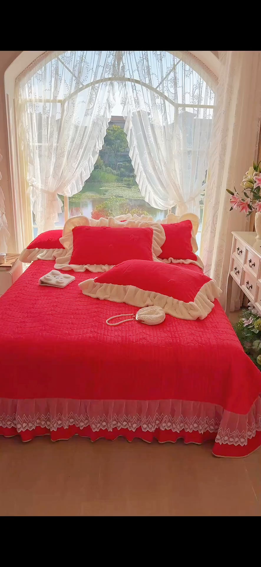 91家纺网 家纺一手货源 找家纺 宜凡家纺 2025新款兔绒提花牛奶绒夹棉床盖四件套 蝶舞 大红