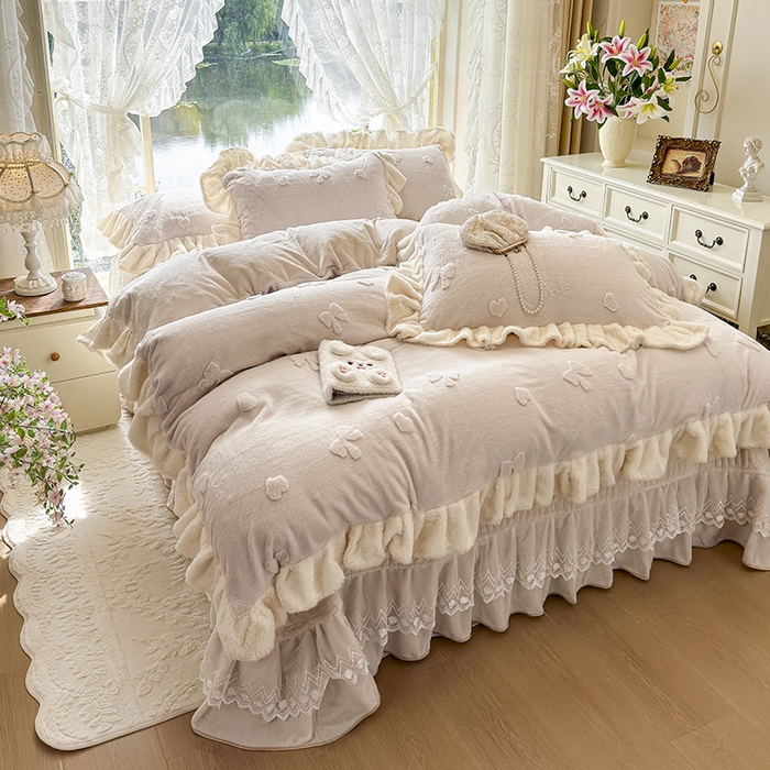 91家纺网 家纺一手货源 找家纺 宜凡家纺 2025新款兔绒提花牛奶绒夹棉床盖四件套 蝶舞 米色