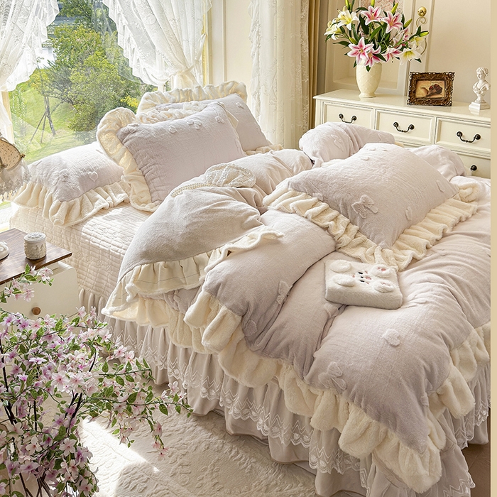 91家纺网 家纺一手货源 找家纺 宜凡家纺 2025新款兔绒提花牛奶绒夹棉床盖四件套 蝶舞 米色