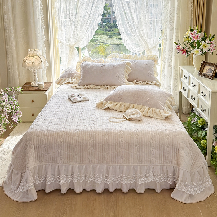 91家纺网 家纺一手货源 找家纺 宜凡家纺 2025新款兔绒提花牛奶绒夹棉床盖四件套 蝶舞 米色