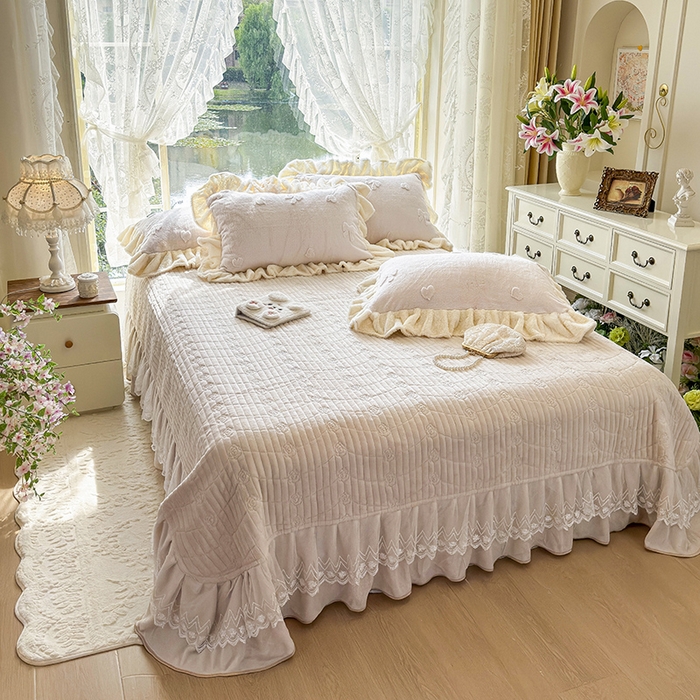 91家纺网 家纺一手货源 找家纺 宜凡家纺 2025新款兔绒提花牛奶绒夹棉床盖四件套 蝶舞 米色