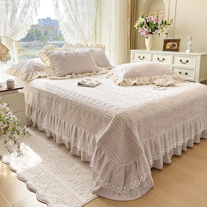 91家纺网 家纺一手货源 找家纺 宜凡家纺 2025新款兔绒提花牛奶绒夹棉床盖四件套 蝶舞 米色