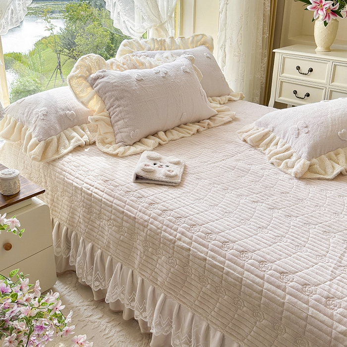 91家纺网 家纺一手货源 找家纺 宜凡家纺 2025新款兔绒提花牛奶绒夹棉床盖四件套 蝶舞 米色