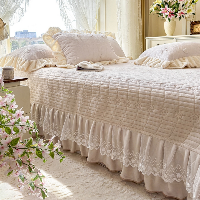 91家纺网 家纺一手货源 找家纺 宜凡家纺 2025新款兔绒提花牛奶绒夹棉床盖四件套 蝶舞 米色