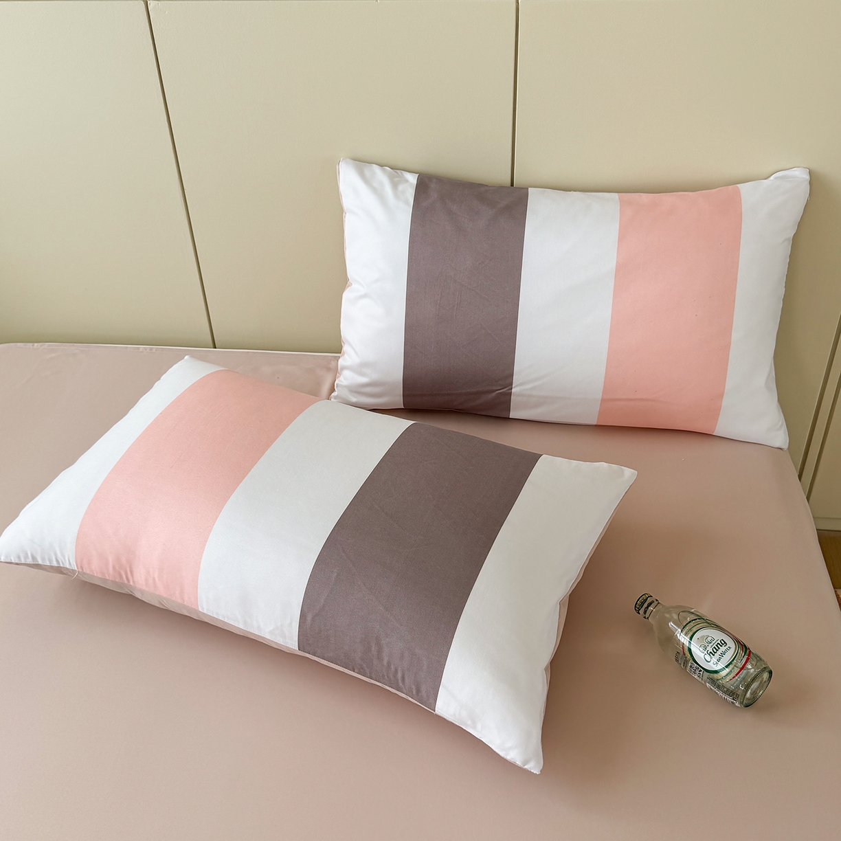 91家纺网 家纺一手货源 找家纺 十一家居 2025年秋冬新款A类亲肤云朵水洗棉无印风四件套-叙境系列 桃灰格+卡其