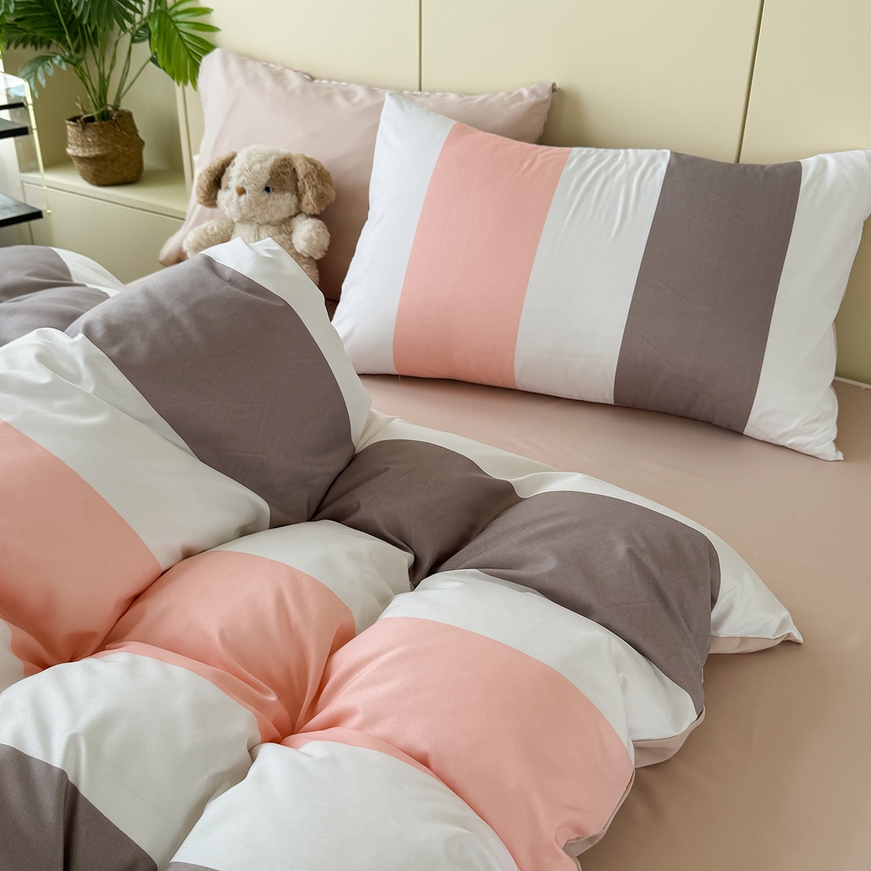 91家纺网 家纺一手货源 找家纺 十一家居 2025年秋冬新款A类亲肤云朵水洗棉无印风四件套-叙境系列 桃灰格+卡其