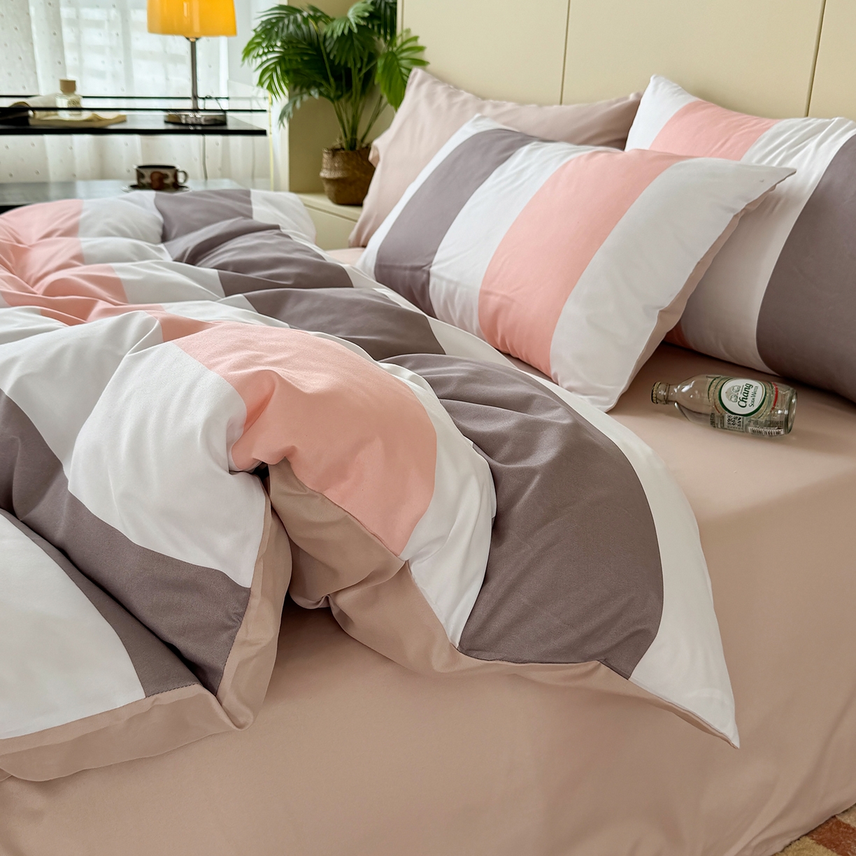 91家纺网 家纺一手货源 找家纺 十一家居 2025年秋冬新款A类亲肤云朵水洗棉无印风四件套-叙境系列 桃灰格+卡其