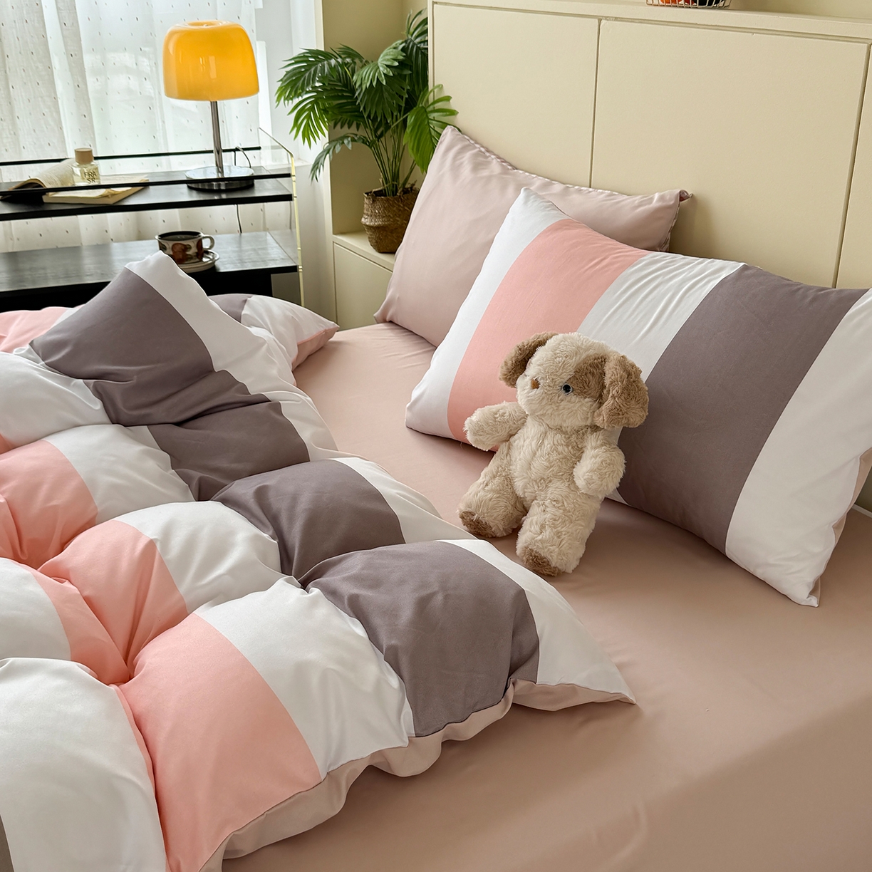 91家纺网 家纺一手货源 找家纺 十一家居 2025年秋冬新款A类亲肤云朵水洗棉无印风四件套-叙境系列 桃灰格+卡其