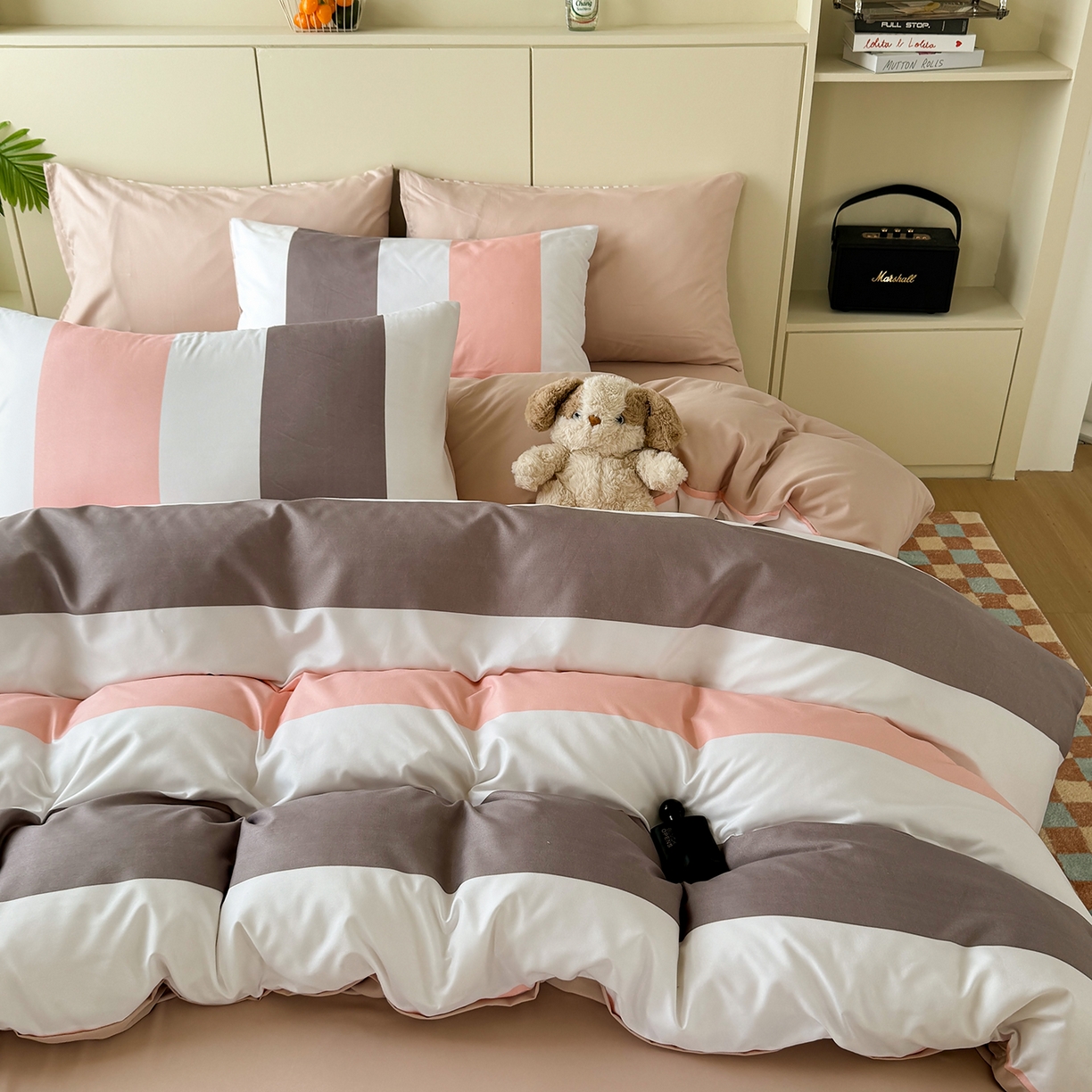 91家纺网 家纺一手货源 找家纺 十一家居 2025年秋冬新款A类亲肤云朵水洗棉无印风四件套-叙境系列 桃灰格+卡其