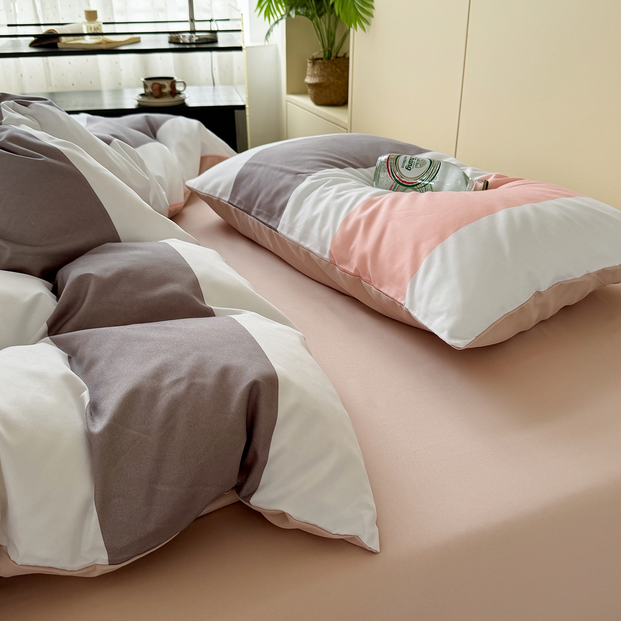 91家纺网 家纺一手货源 找家纺 十一家居 2025年秋冬新款A类亲肤云朵水洗棉无印风四件套-叙境系列 桃灰格+卡其