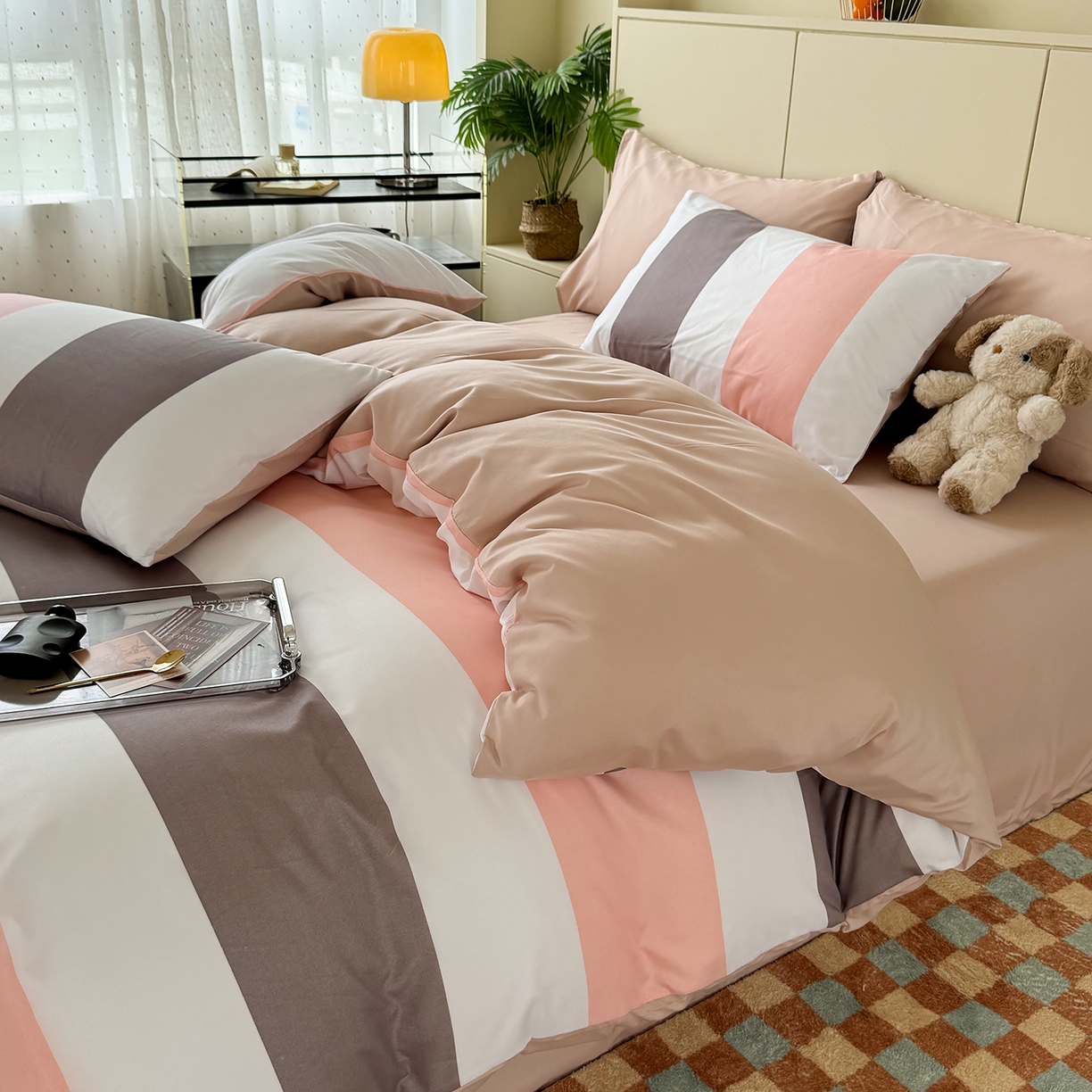 91家纺网 家纺一手货源 找家纺 十一家居 2025年秋冬新款A类亲肤云朵水洗棉无印风四件套-叙境系列 桃灰格+卡其