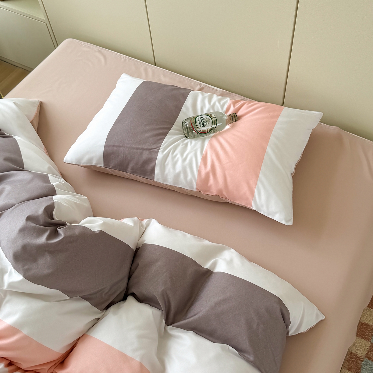 91家纺网 家纺一手货源 找家纺 十一家居 2025年秋冬新款A类亲肤云朵水洗棉无印风四件套-叙境系列 桃灰格+卡其