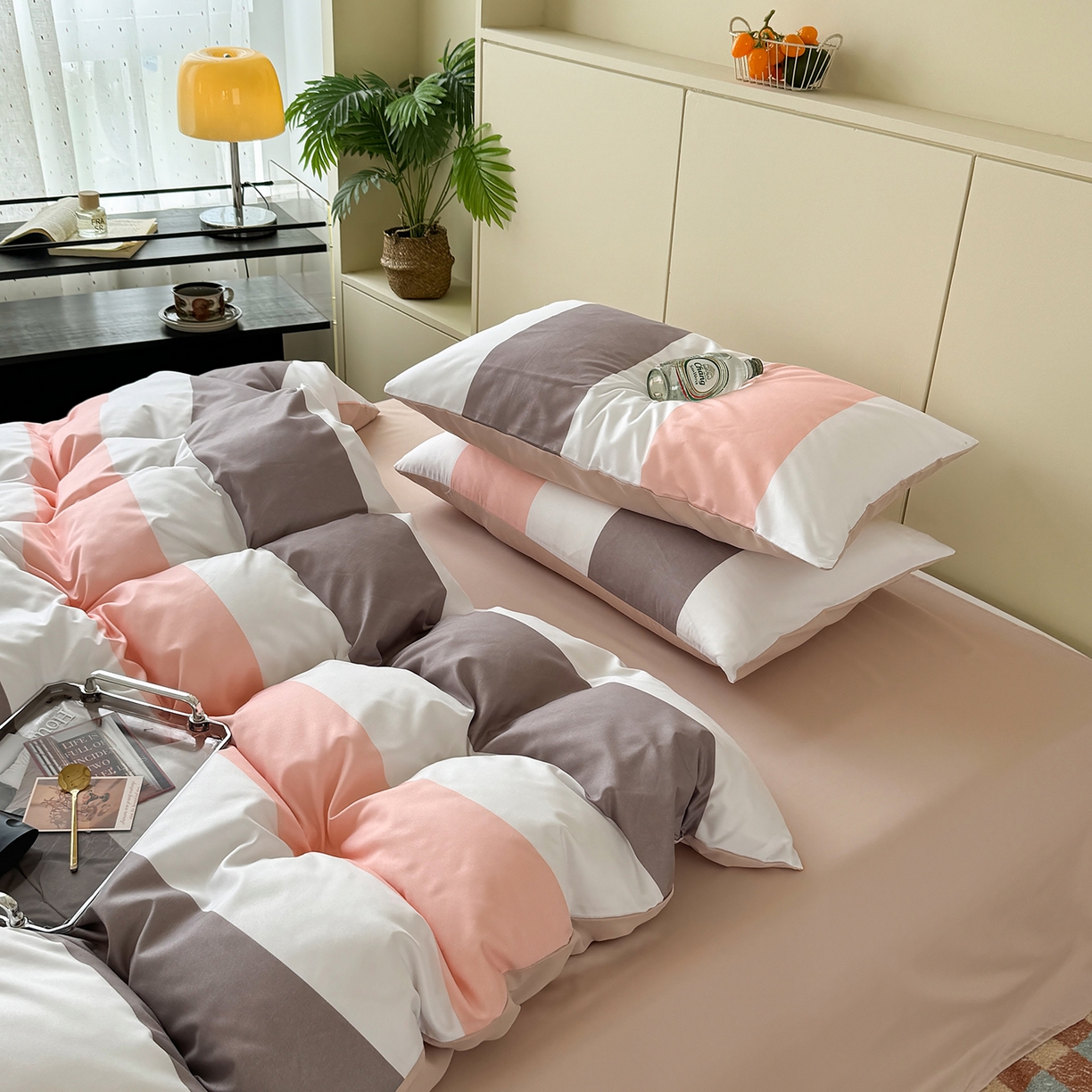 91家纺网 家纺一手货源 找家纺 十一家居 2025年秋冬新款A类亲肤云朵水洗棉无印风四件套-叙境系列 桃灰格+卡其