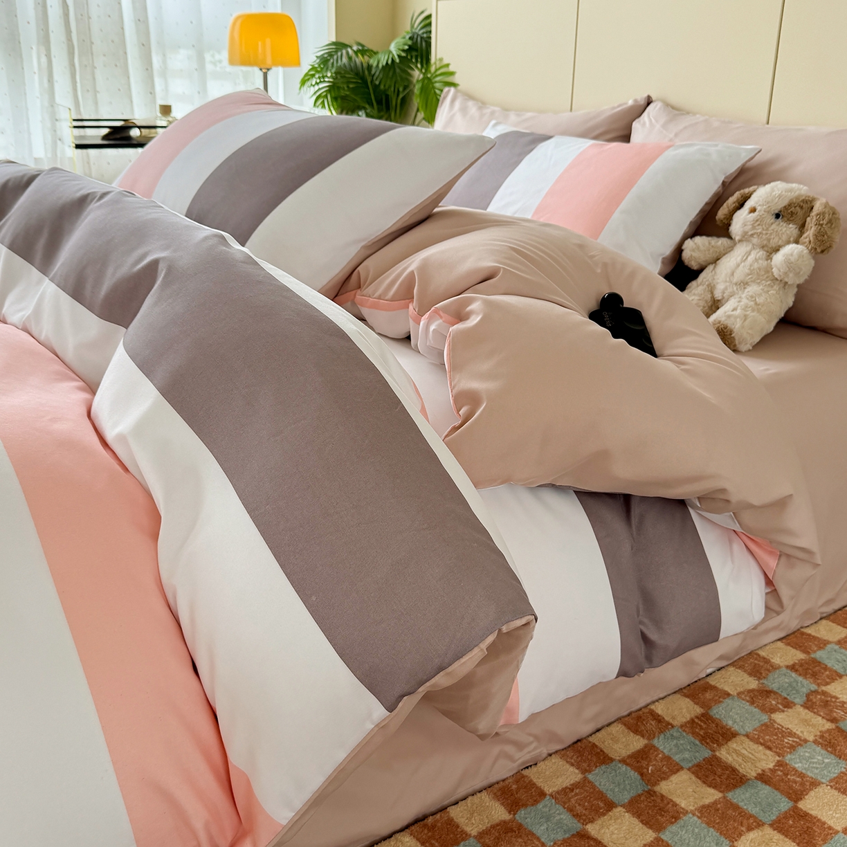 91家纺网 家纺一手货源 找家纺 十一家居 2025年秋冬新款A类亲肤云朵水洗棉无印风四件套-叙境系列 桃灰格+卡其