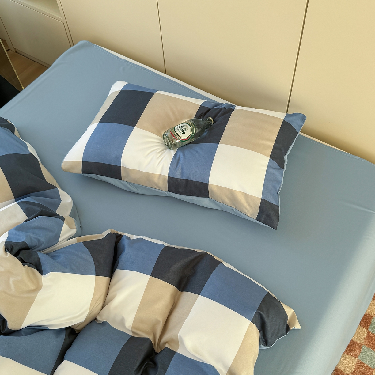 91家纺网 家纺一手货源 找家纺 十一家居 2025年秋冬新款A类亲肤云朵水洗棉无印风四件套-叙境系列 柏林蓝格+海青蓝