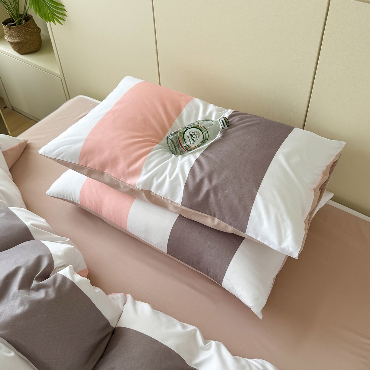 91家纺网 家纺一手货源 找家纺 十一家居 2025年秋冬新款A类亲肤云朵水洗棉无印风四件套-叙境系列 桃灰格+卡其