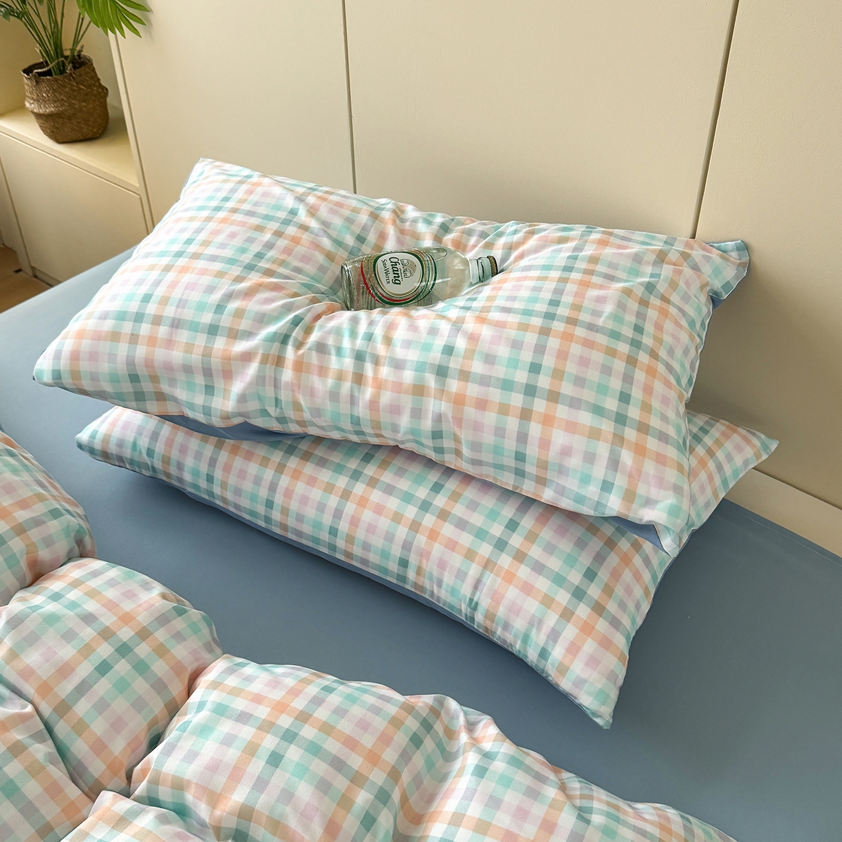 91家纺网 家纺一手货源 找家纺 十一家居 2025年秋冬新款A类亲肤云朵水洗棉无印风四件套-叙境系列 糖果小格+海青蓝