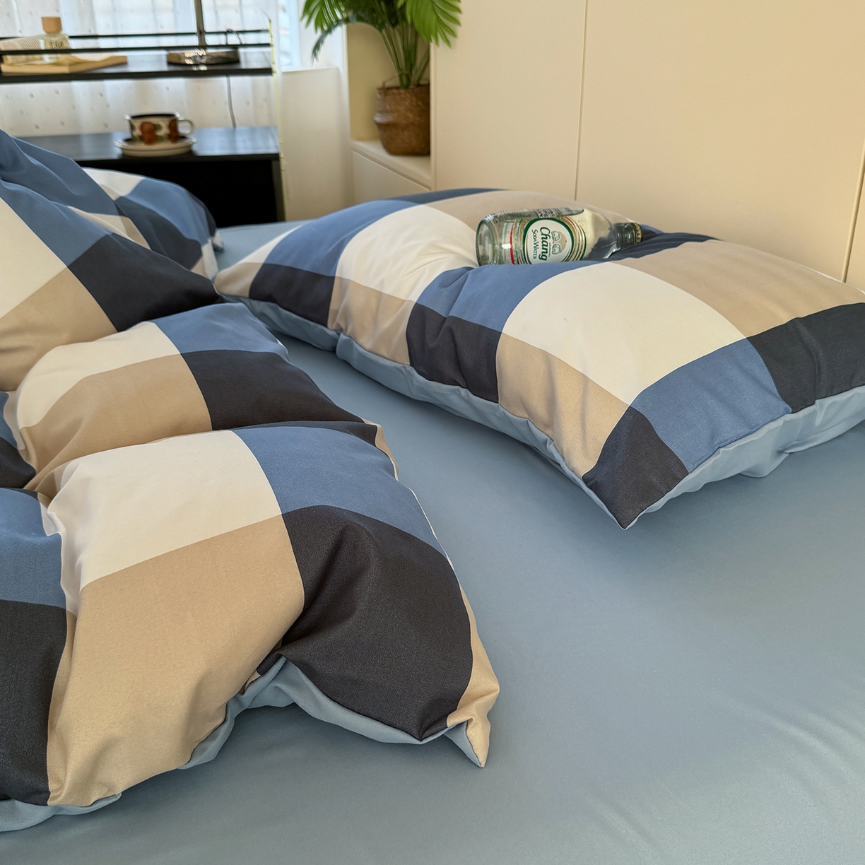 91家纺网 家纺一手货源 找家纺 十一家居 2025年秋冬新款A类亲肤云朵水洗棉无印风四件套-叙境系列 柏林蓝格+海青蓝