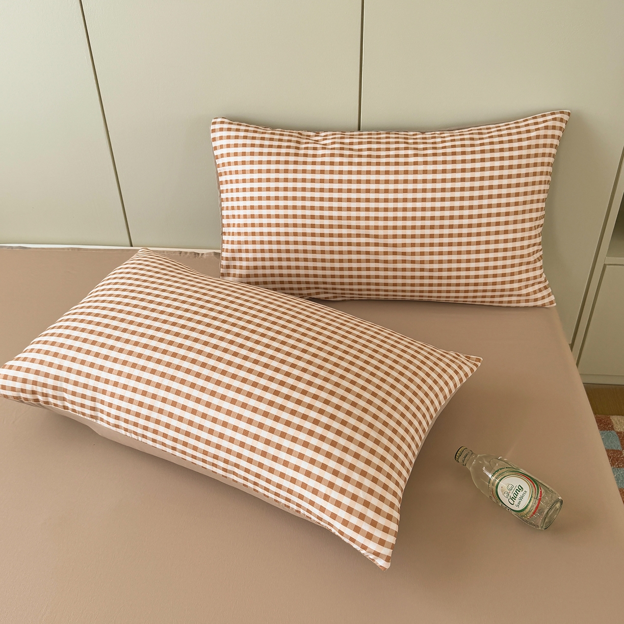 91家纺网 家纺一手货源 找家纺 十一家居 2025年秋冬新款A类亲肤云朵水洗棉无印风四件套-叙境系列 豆沙小格+粉玉